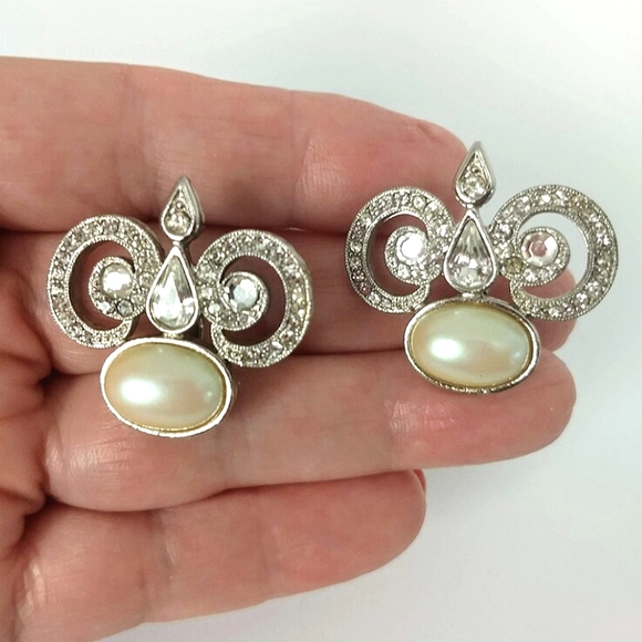 🎈Givenchy Richelieu VINTAGE Faux Pearl Earrings - Picture 2 of 5